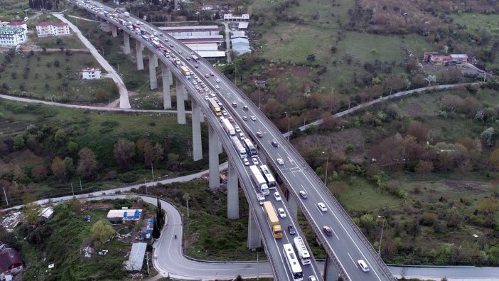 TEM'de üç TIR kazaya karıştı, 10 kilometrelik kuyruk oluştu