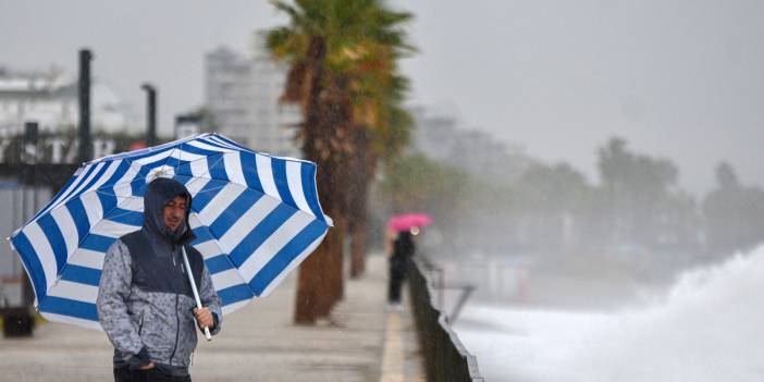 Turuncu kodlu Antalya'da şimşekler gökyüzünü aydınlattı