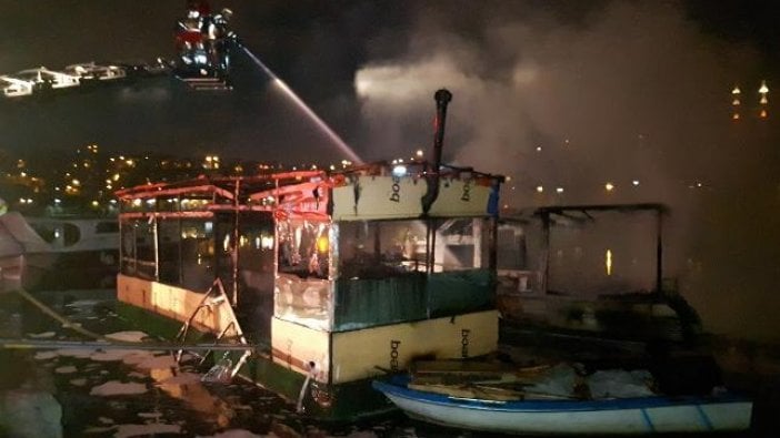 İstanbul'da korkutan yangın: iki tekne alevlere teslim oldu