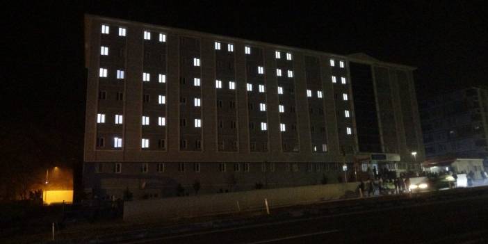 Bitlis'te öğrenciler yurt ışıkları ile 'Şam' yazdı