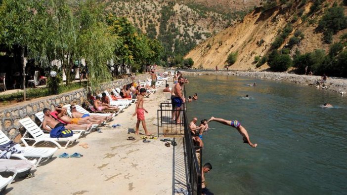 Bodrum plajlarını aratmadı... Sıcaklık 41 dereceyi geçince mayoları giydiler