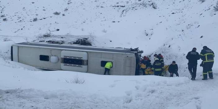 Erzincan'da yolcu otobüsü şarampole devrildi. 27 yaralı