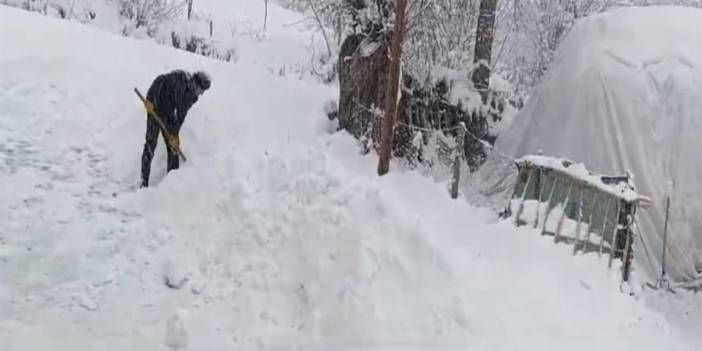 Kar yüzünden 163 yol kapandı. Araçlar yolda kaldı