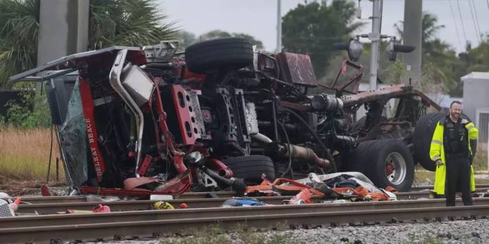 İtfaiye aracı ile tren çarpıştı: 15 yaralı