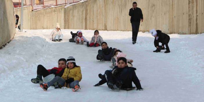 Çocuklar karın tadını tepsiyle kayarak çıkardı