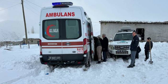 Kar nedeniyle köyde mahsur kalan hasta kurtarıldı