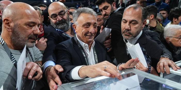 Beşiktaş’ta izdiham çıktı. Ahmet Nur Çebi polis eşliğinde salona girebildi