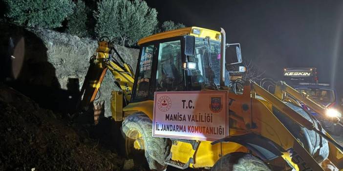 Yılbaşı gecesi kepçeyle define ararken yakalandılar