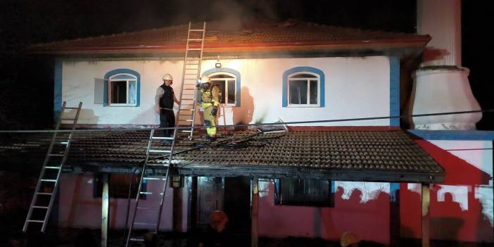 Düzce'de çıkan yangında cami kullanılmaz hale geldi