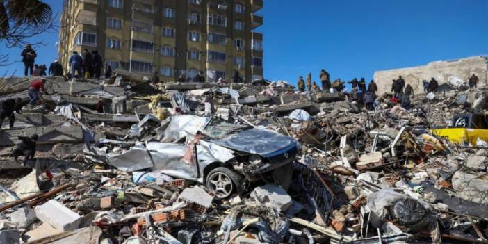 Depremde yaptığı iki bina birden yıkıldı. Binaların müteahhidi tahliye edildi