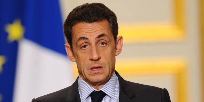 Eski Fransa Cumhurbaşkanı Sarkozy Kaddafi'den para almakla suçlanıyor