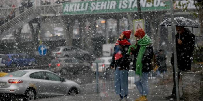 Rötar yapan kar İstanbul'a lapa lapa yağacak. Sis perdesini Orhan Şen açıkladı