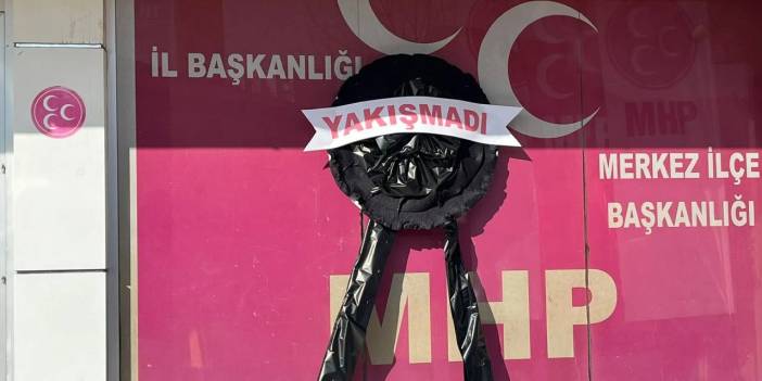 Şehit aileleri MHP binasına siyah çelenk bıraktı: Yakışmadı