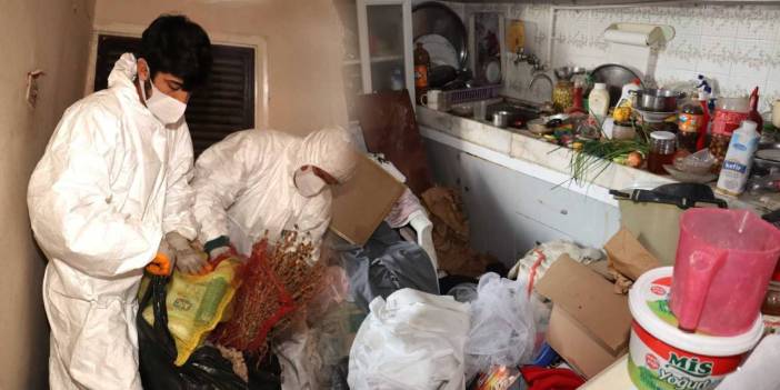 Evinden 10 kamyonet dolusu çöp çıkardılar