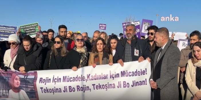 Rojin Kabaiş için üniversite kampüsünde yürüyüş