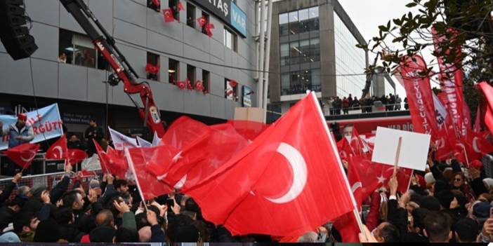 Beşiktaş Belediyesi'ne akın başladı! Yurttaşlar önünde toplanmaya başladı