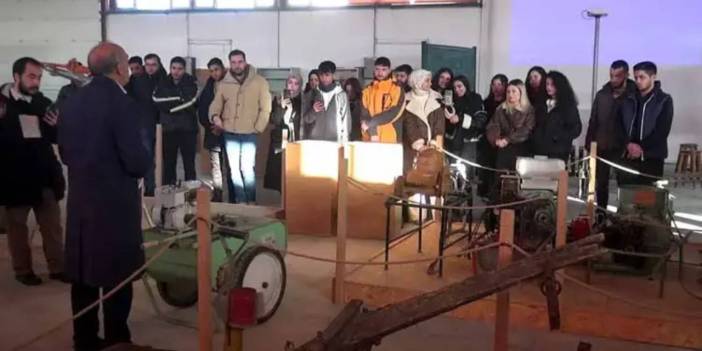 150 yıllık araç-gereçlerin sergilendiği müzede öğrenciler ders işliyor