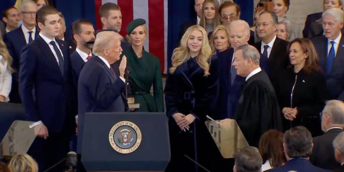 İncil satan Trump yemin ederken İncil'e dokunmadı bile