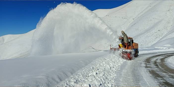 Kar durmadan yağdı yollar kapandı