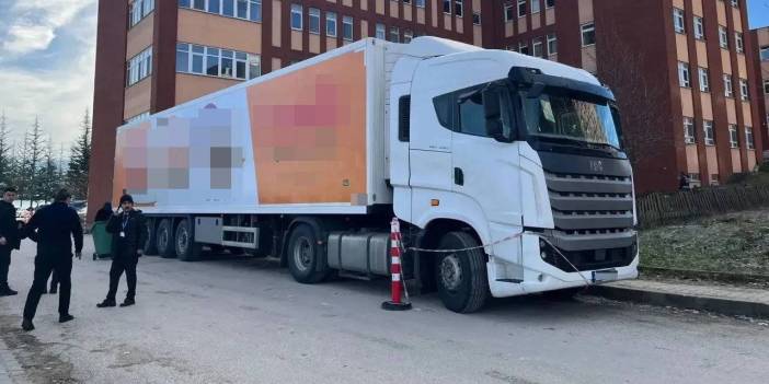 Morg krizine yürek sızlatan görüntü. Acı içinde tırdan çıkacak cesetleri beklediler