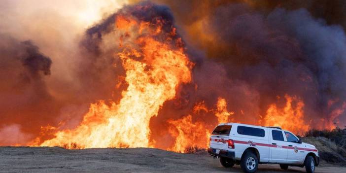 Los Angeles'da çıkan yangın hızla yayılıyor