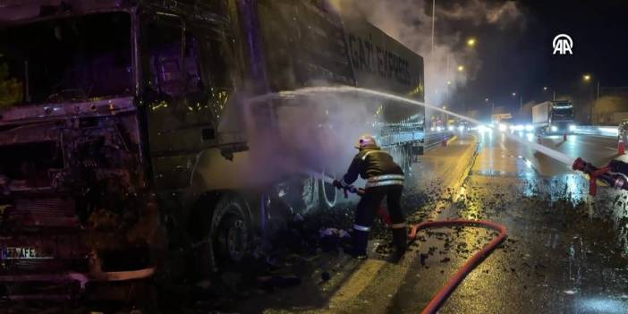 Kömür yüklü TIR tünel girişinde alev alev yandı