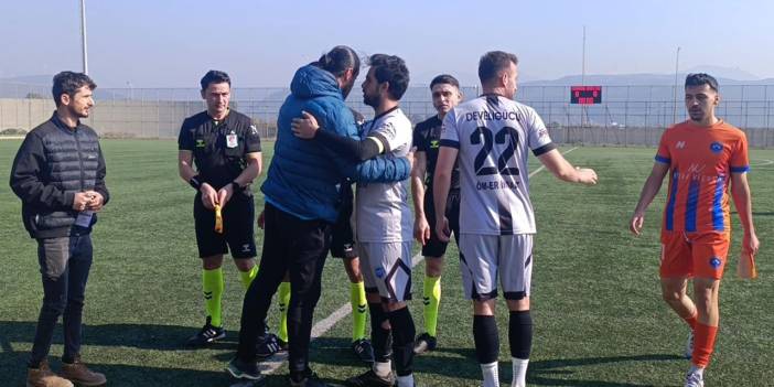 Dikkat çekmek için 7. dakikada sahadan çekildiler