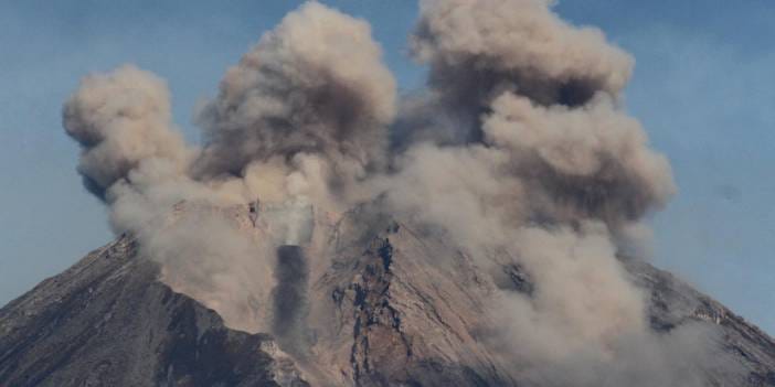 Semeru Yanardağı patladı. Küller 4 bin 776 metreye ulaştı