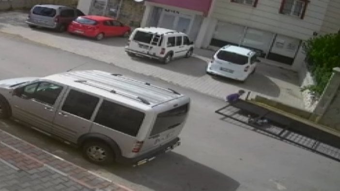 Otoparkın demir kapısı çocuğun üzerine düştü