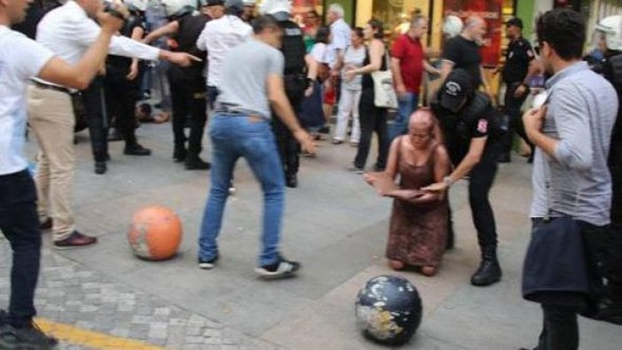 Polis arbede sırasında eylemciyi gerçek heykel zannedip dokunmadı!