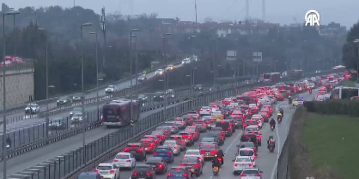 Okullar açıldı, trafik felç oldu: Yoğunluk yüzde 90'a çıktı