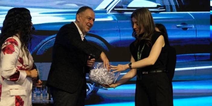 Böyle patronlar da var: İşçilerine araba hediye etti