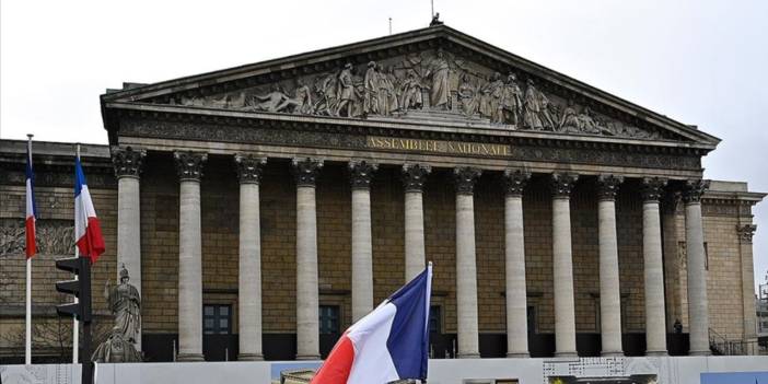 Fransa'da muhalefetin hükümeti düşürme teklifi reddedildi