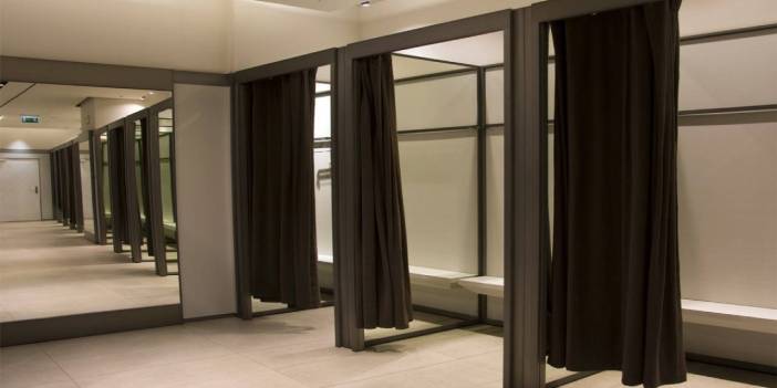 Herkesin ortasında soyunma kabinini açtılar: Giyim devi fenomene 760 bin lira ödeyecek