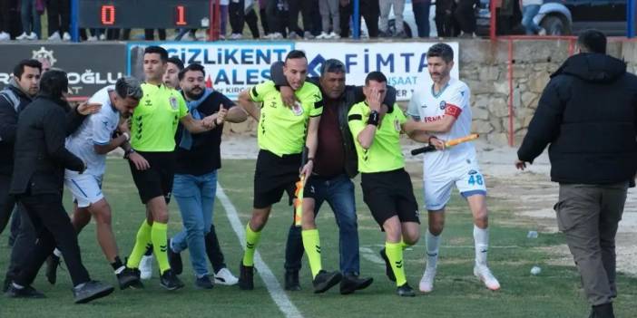 Maç biter bitmez ortalık karıştı: Hakemler saldırıya uğradı