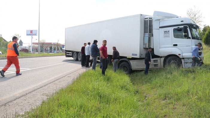 Freni boşalan park halindeki TIR karşı şeride geçti