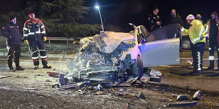 Uşak'ta korkunç kaza: TIR'a çarpan otomobil tanınmaz hale geldi