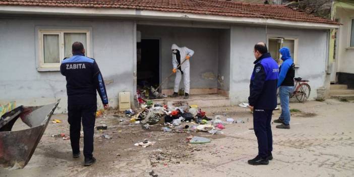 Bursa'da bir evden 1,5 ton çöp çıkarıldı