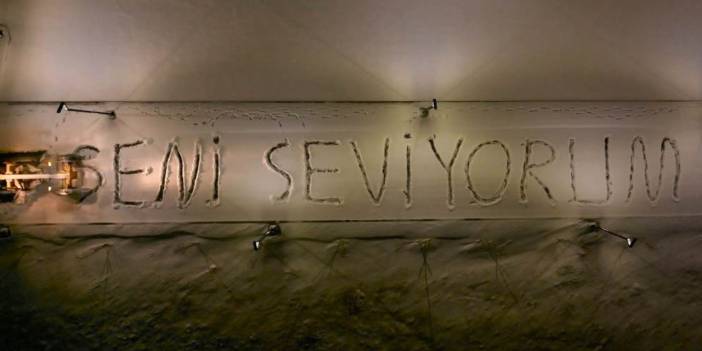 Karlar gibi beyazdı aşkı kepçe gelip sildi süpürdü