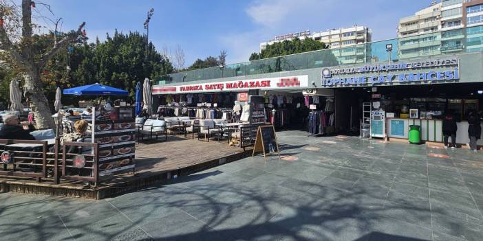 Tarihi eserlerin bulunduğu alanın elbise dükkanının stantlarıyla kapatılması tepki çekti