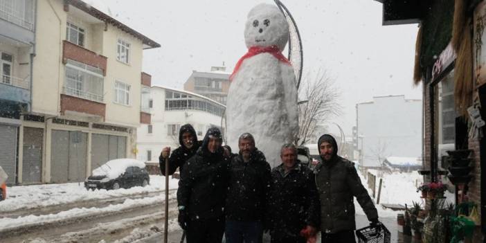 4 metre boyunda kardan görenleri şaşırttı