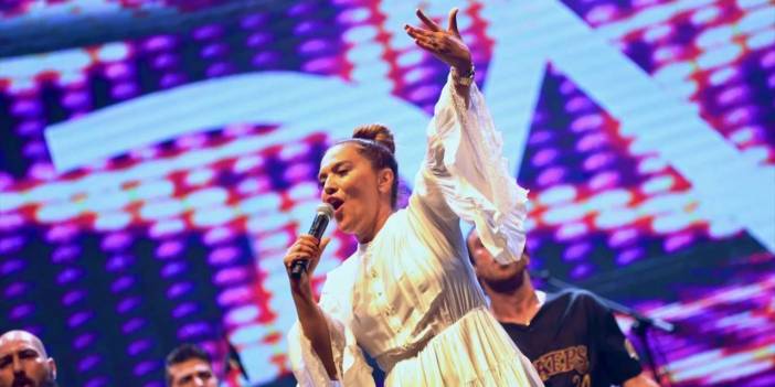 Demet Akalın cezaevinde konser verdi