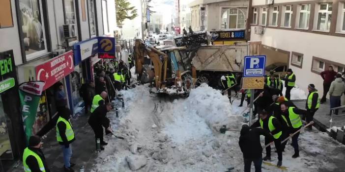 Artvin’de kar yığınları imece usulüyle temizleniyor