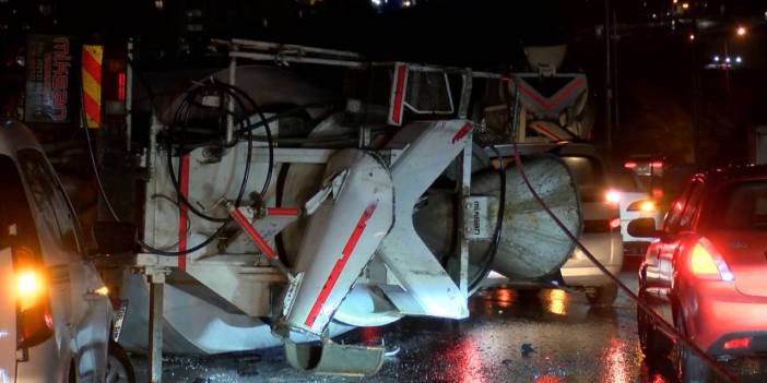 İstanbul'da beton mikseri devrildi: Arkadan gelen araç miksere çarptı