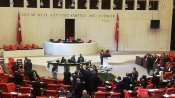 Talepleri reddedilen HDP milletvekilleri kürsüyü işgal etti