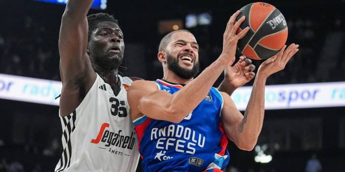 Anadolu Efes farklı kazandı
