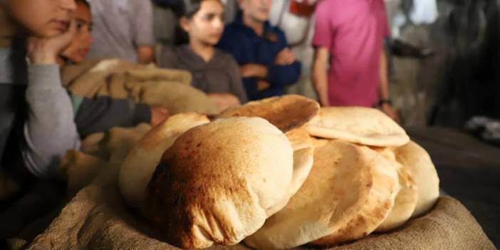 İsrail'in yardım girişini durdurduğu Gazze'de insanlar bir ekmek için saatlerce bekliyorlar