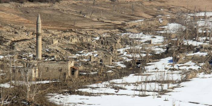 Baraj altında kalan köy sular çekilince ortaya çıktı