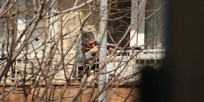 Tüfekle balkona çıktı, kendisini ikna etmeye çalışan kişiyi vurdu: Teslim olmadı, girdiği çatışmada öldü