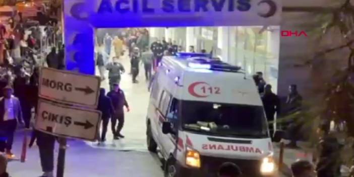 Motosikletli polisler otomobille çarpıştı